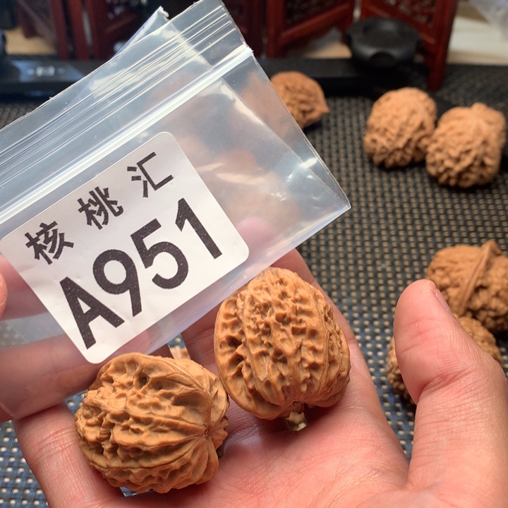 文玩核桃吊坠金牛