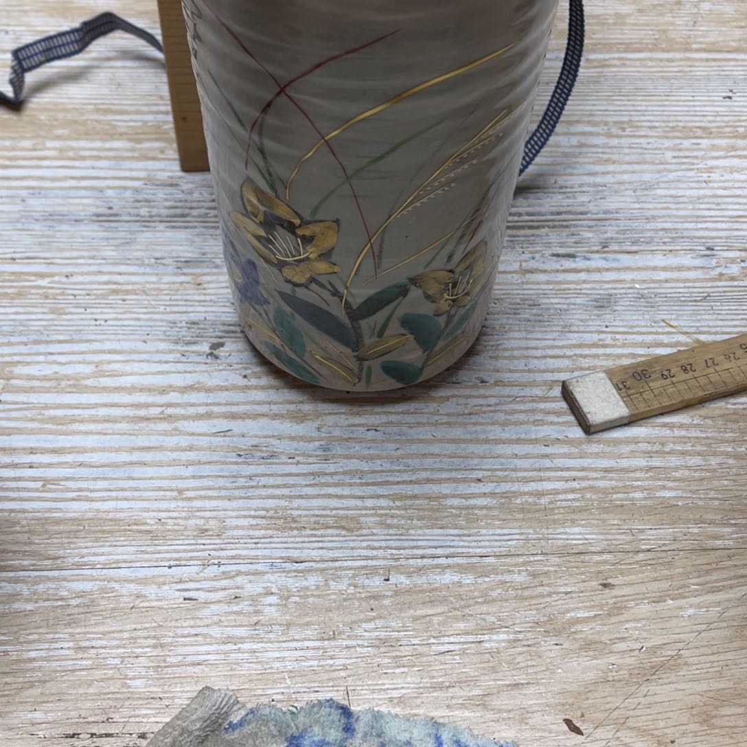 瓷片C**o密密麻麻地排列着