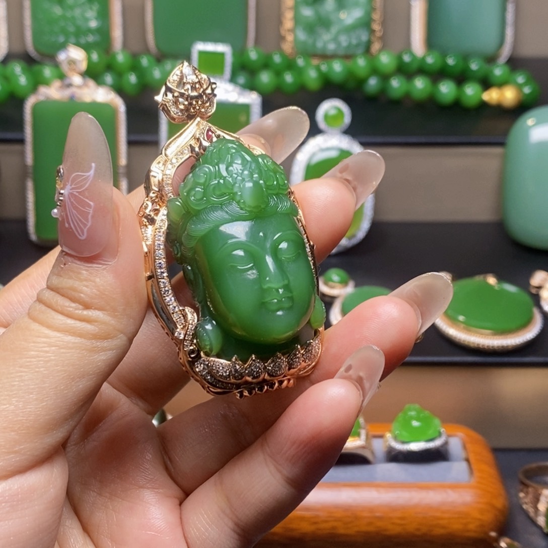 收***藏和田玉18K金镶嵌挂件