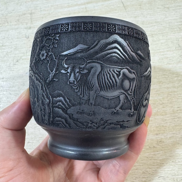 原矿紫砂玄铁石黄浮雕生肖牛手工主人茶杯五牛图180cc