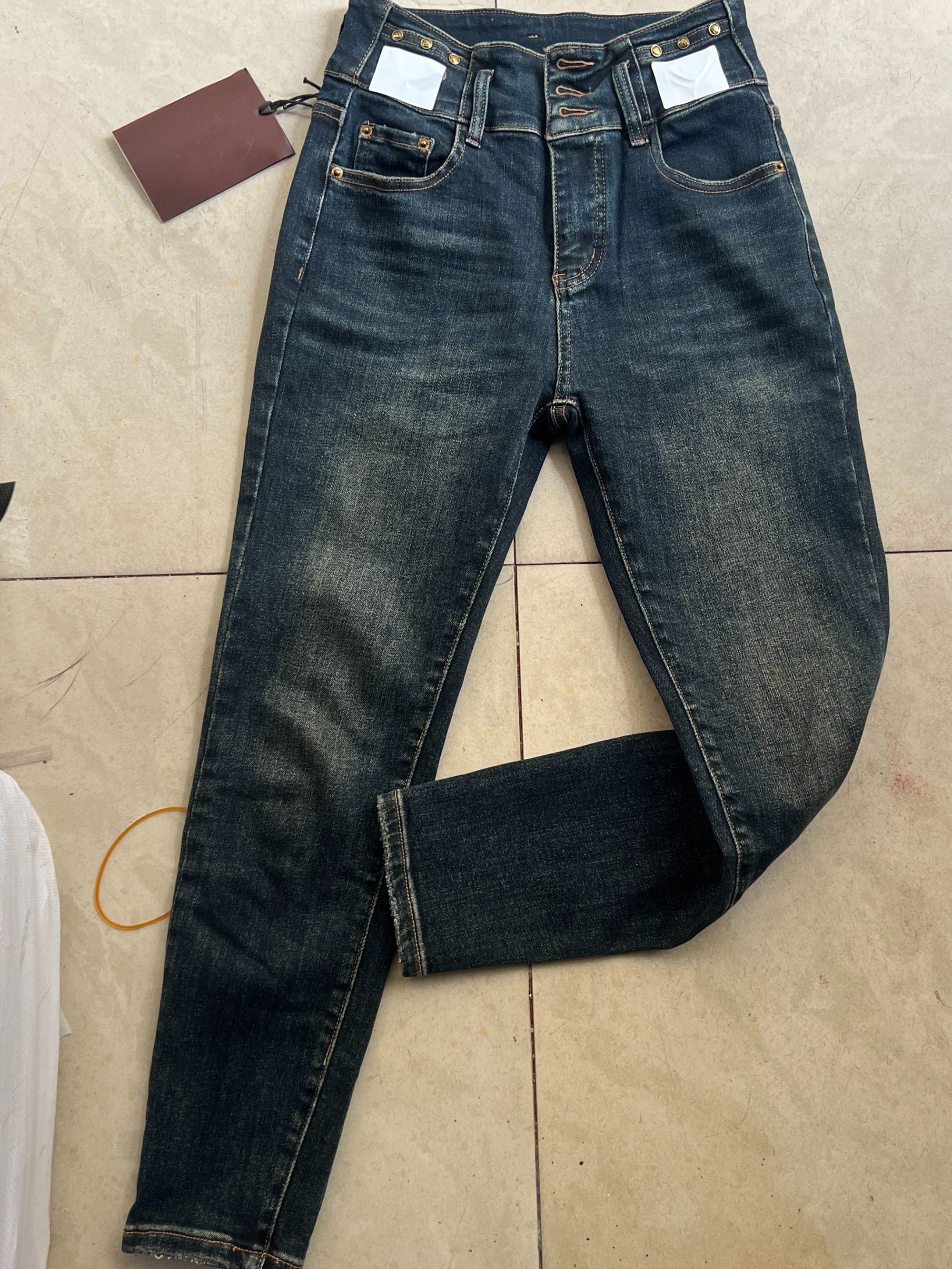 深蓝高腰小脚牛仔裤