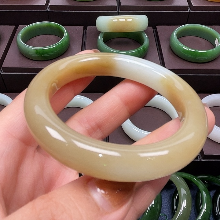 和田玉未镶嵌手镯