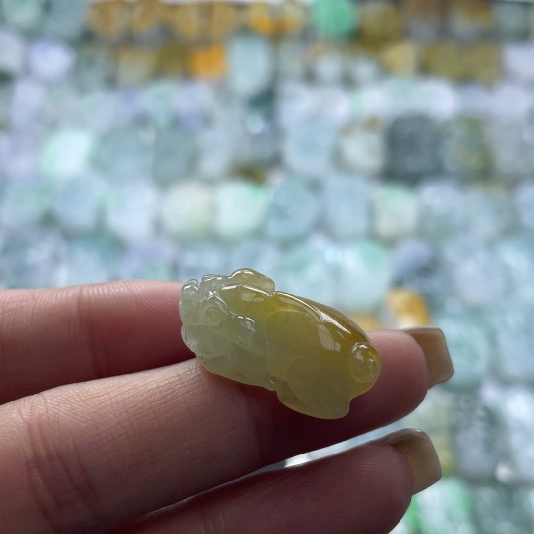 翡翠未镶嵌颈饰貔貅