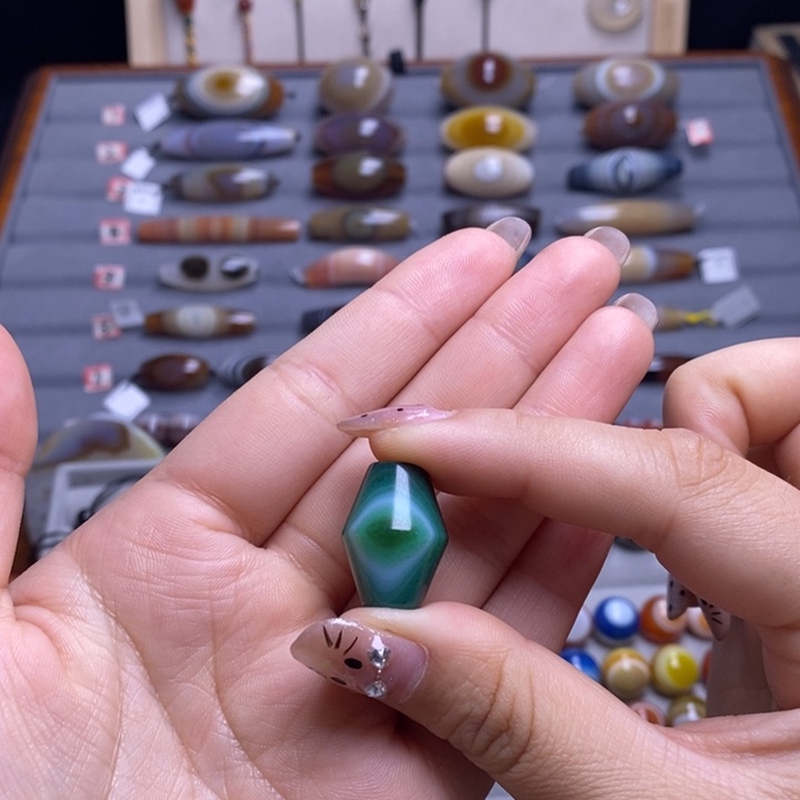 玩****玛瑙/玉髓未镶嵌颈饰