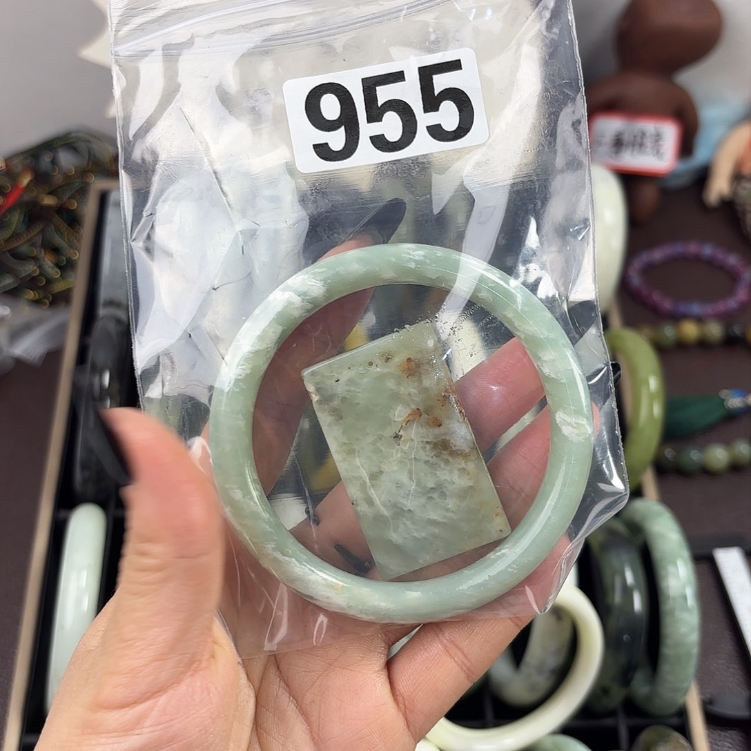 蛇纹石玉手镯未镶嵌好****?