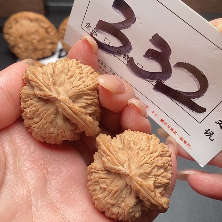 文玩核桃吊坠332号 42尺 白狮子