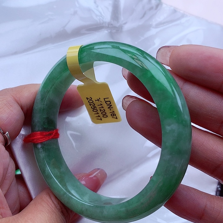 翡翠手镯未镶嵌翡翠