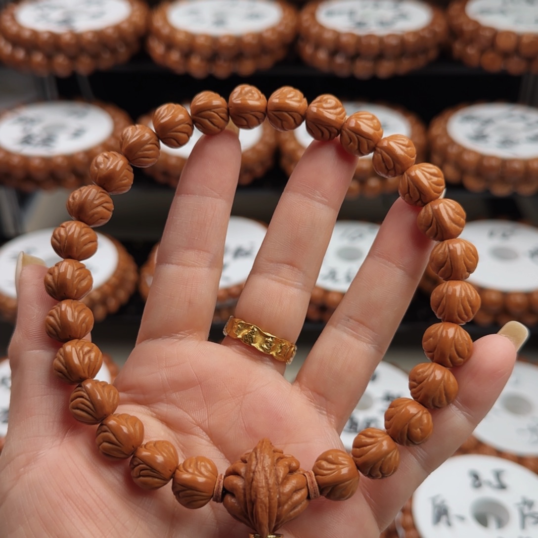 人***生吊坠桃核小龙包手持