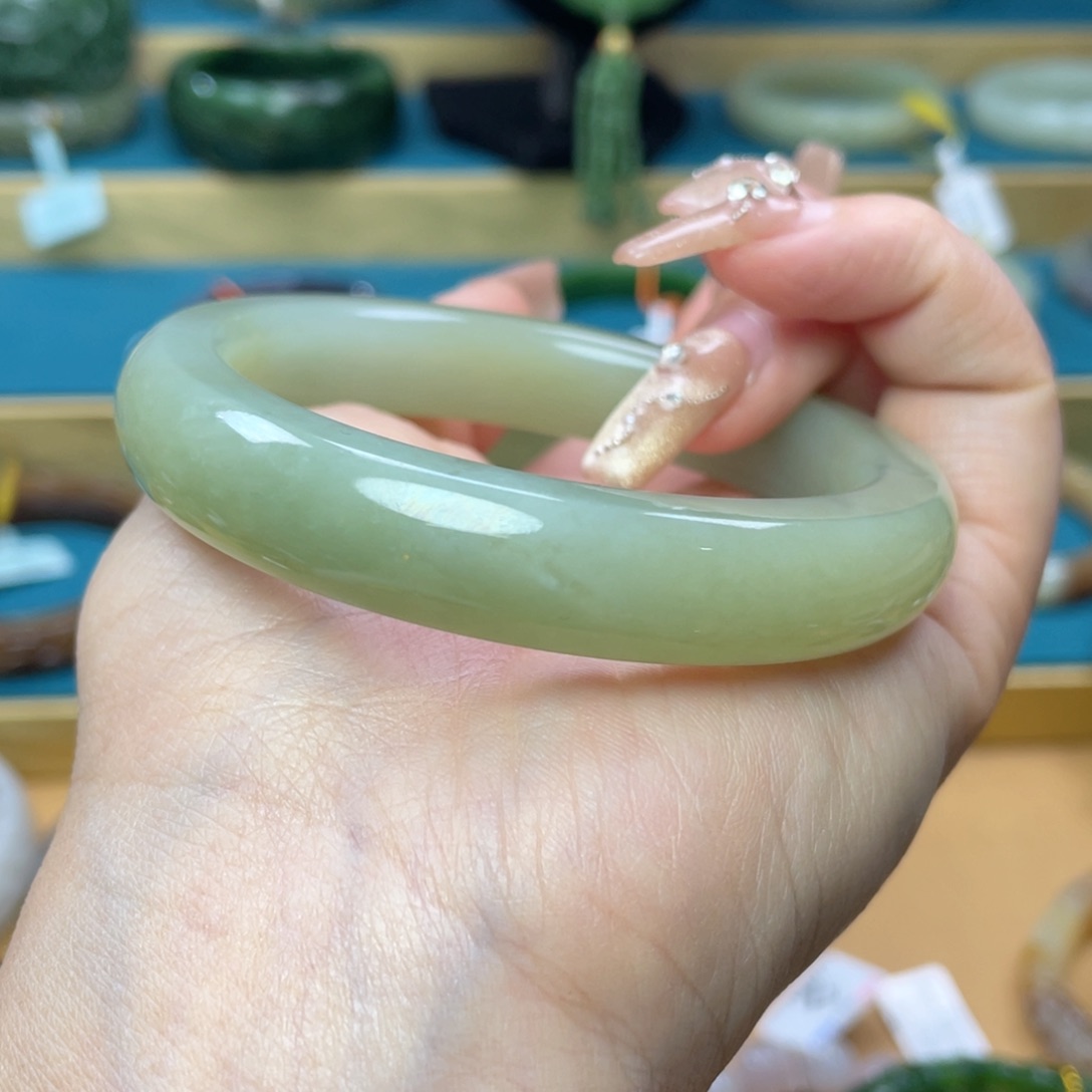 和田玉手镯58+圈口。编号77未镶嵌