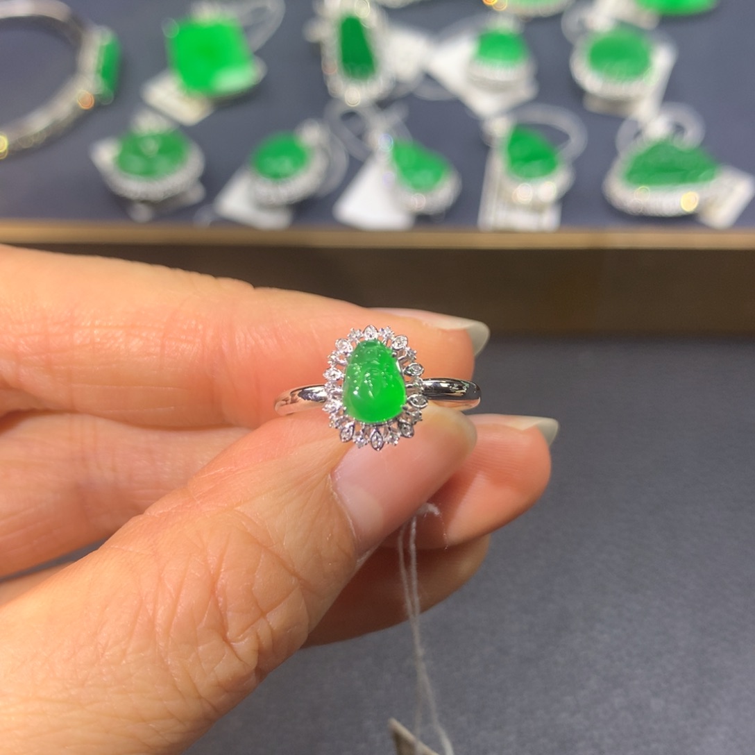 翡翠戒指18K金镶嵌翡翠