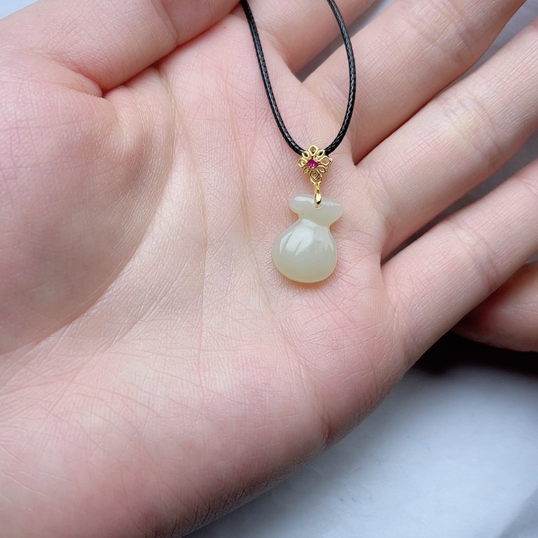 和田玉挂件。k k银S925镶嵌