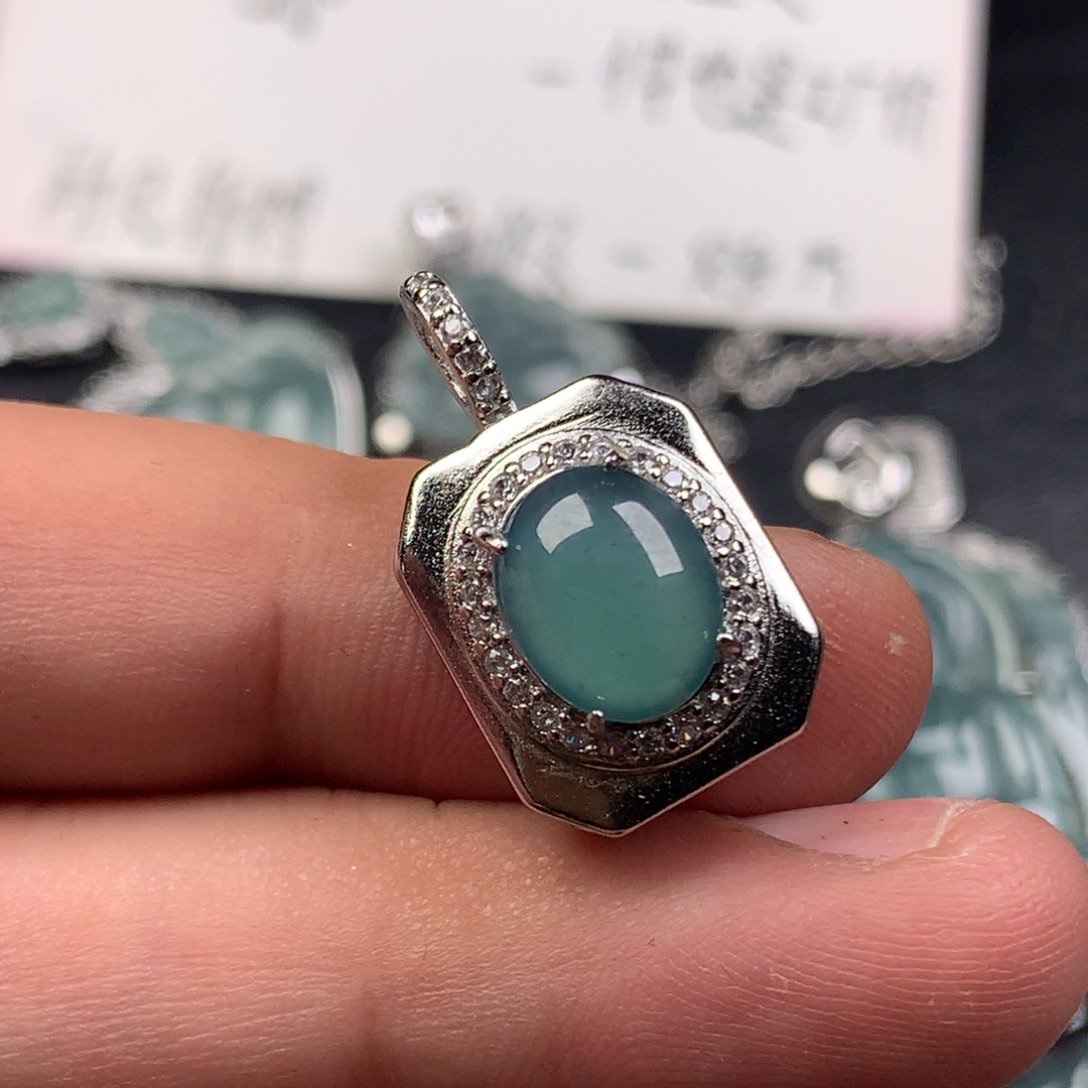 颈饰未镶嵌翡翠鸽子蛋