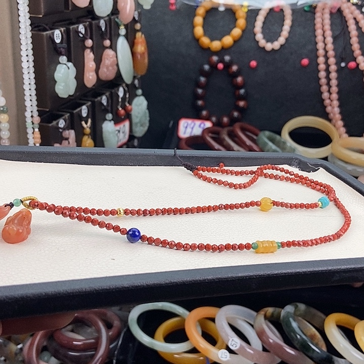 銎***嗨石英质玉未镶嵌颈饰