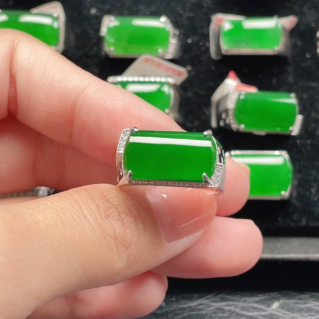 逍***～翡翠银S925镶嵌戒指天然A货翡翠没运费险