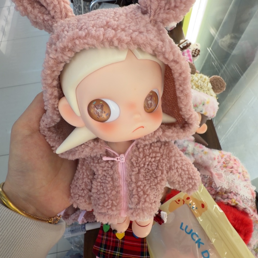 粉色羊羔连帽外套一个，不带娃