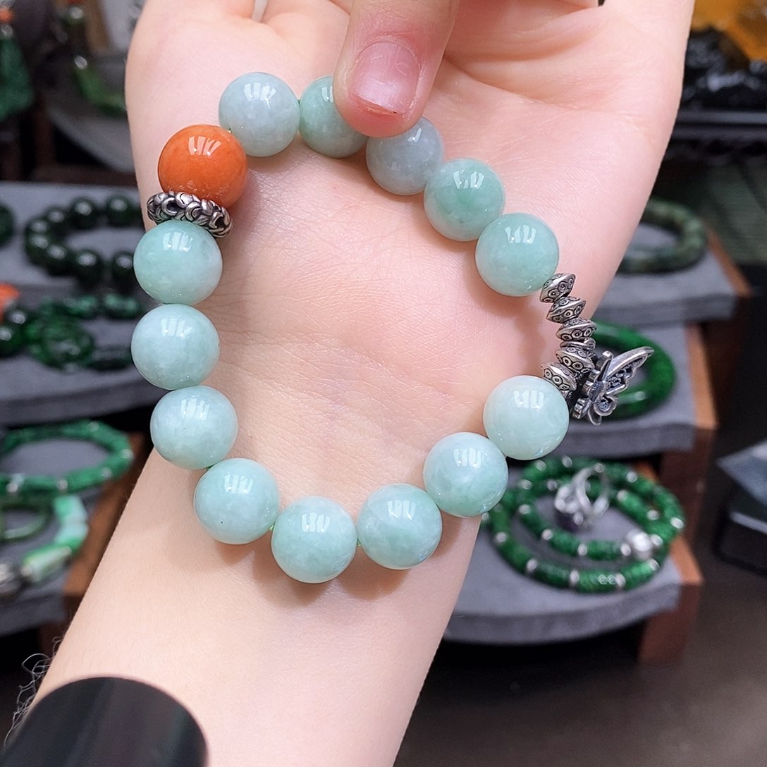 未镶嵌翡翠手链漂亮美眉