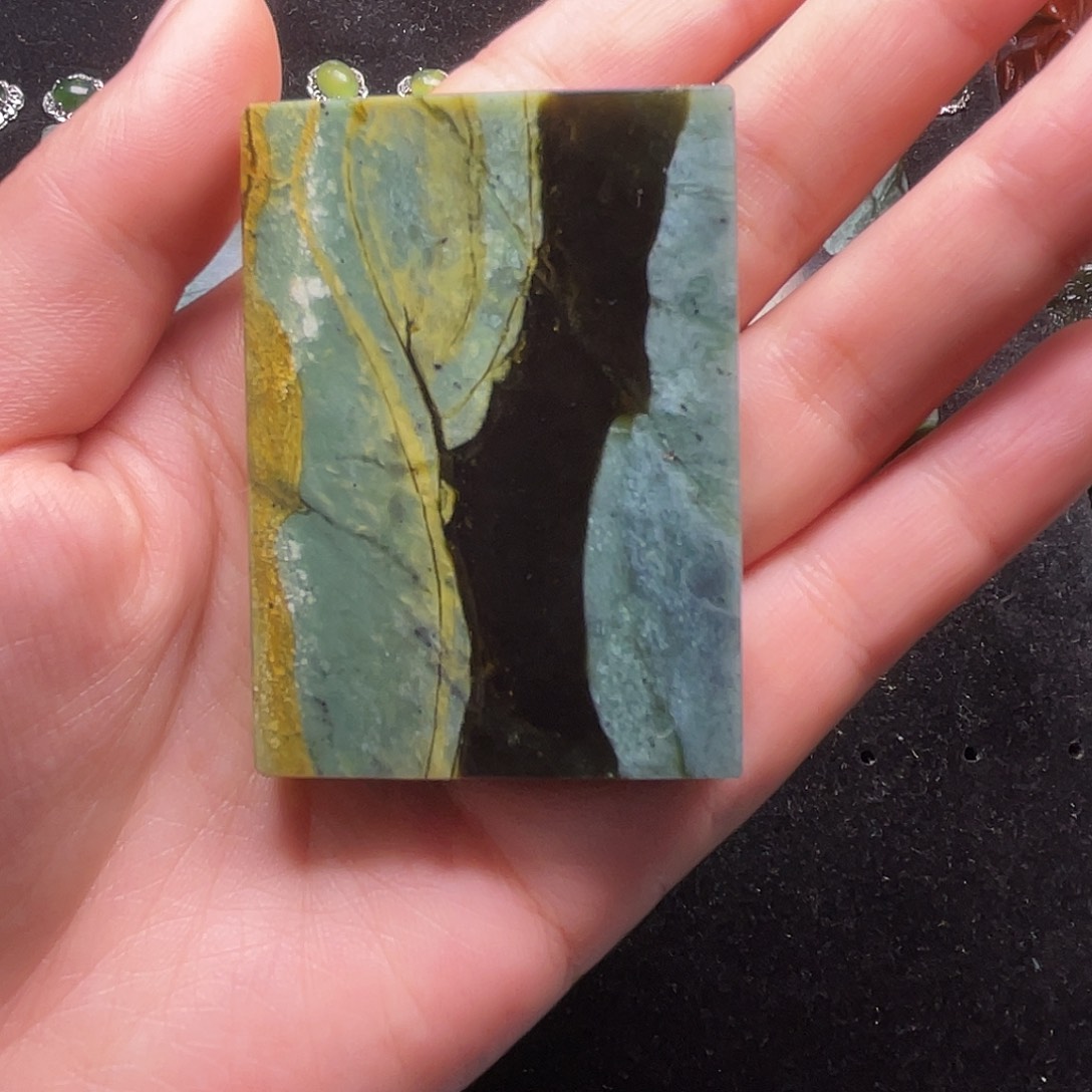 曼****蛇纹石玉未镶嵌颈饰