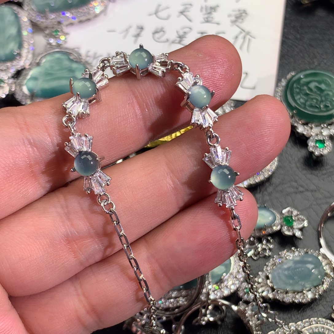 翡翠颈饰未镶嵌手链