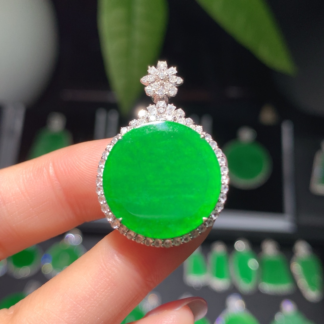 翡翠颈饰18K金镶嵌翡翠