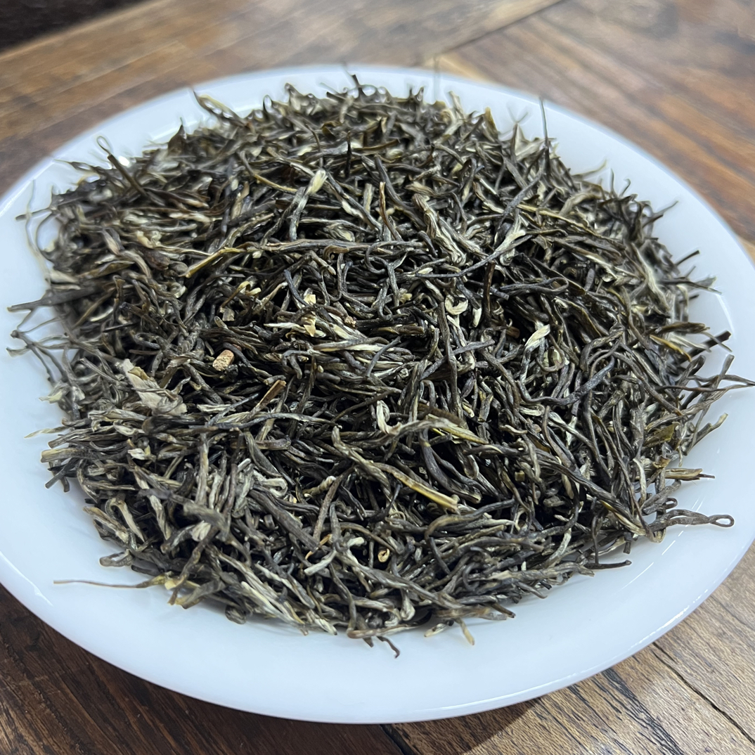 茉莉花茶(一枝香)选用春茶毛尖茶坯(五窨窨制)口感清晰，回味优长，