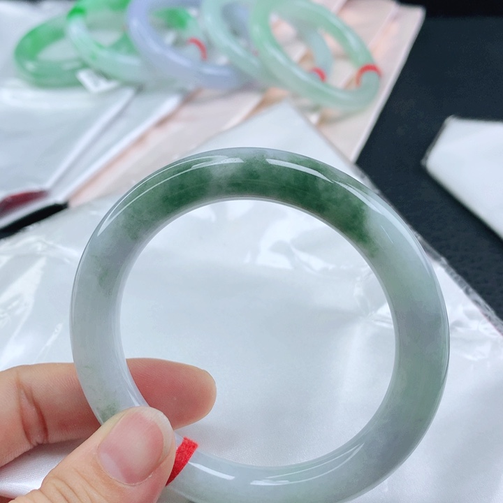 。***未镶嵌手镯（圆镯）翡翠56飘绿翡翠手镯