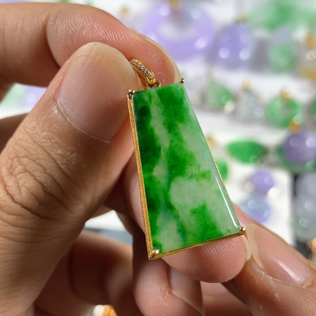 翡翠颈饰18K金镶嵌翡翠