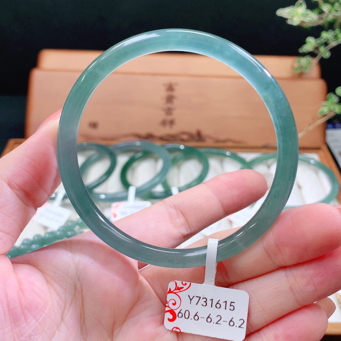 翡翠未镶嵌手镯天然