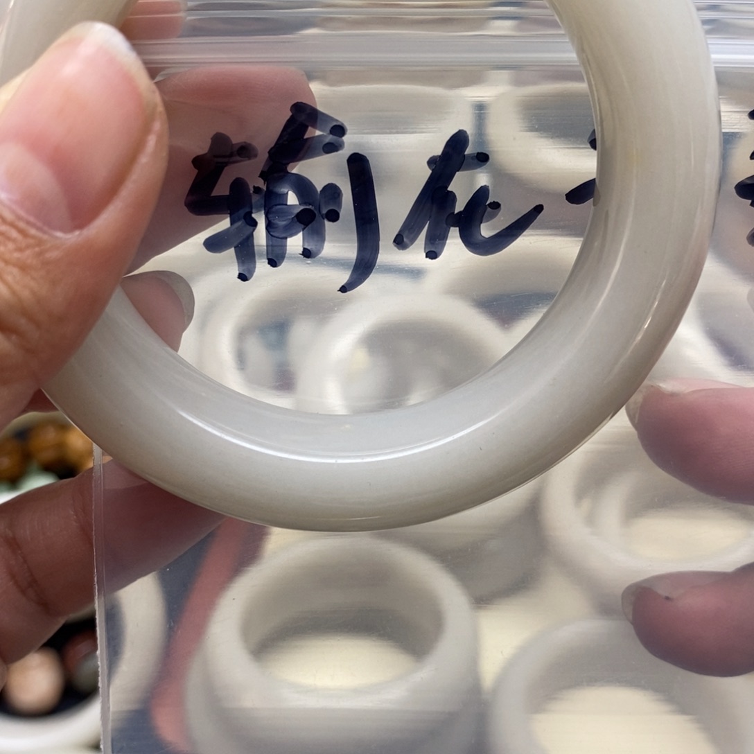 石英质玉手镯未镶嵌?****