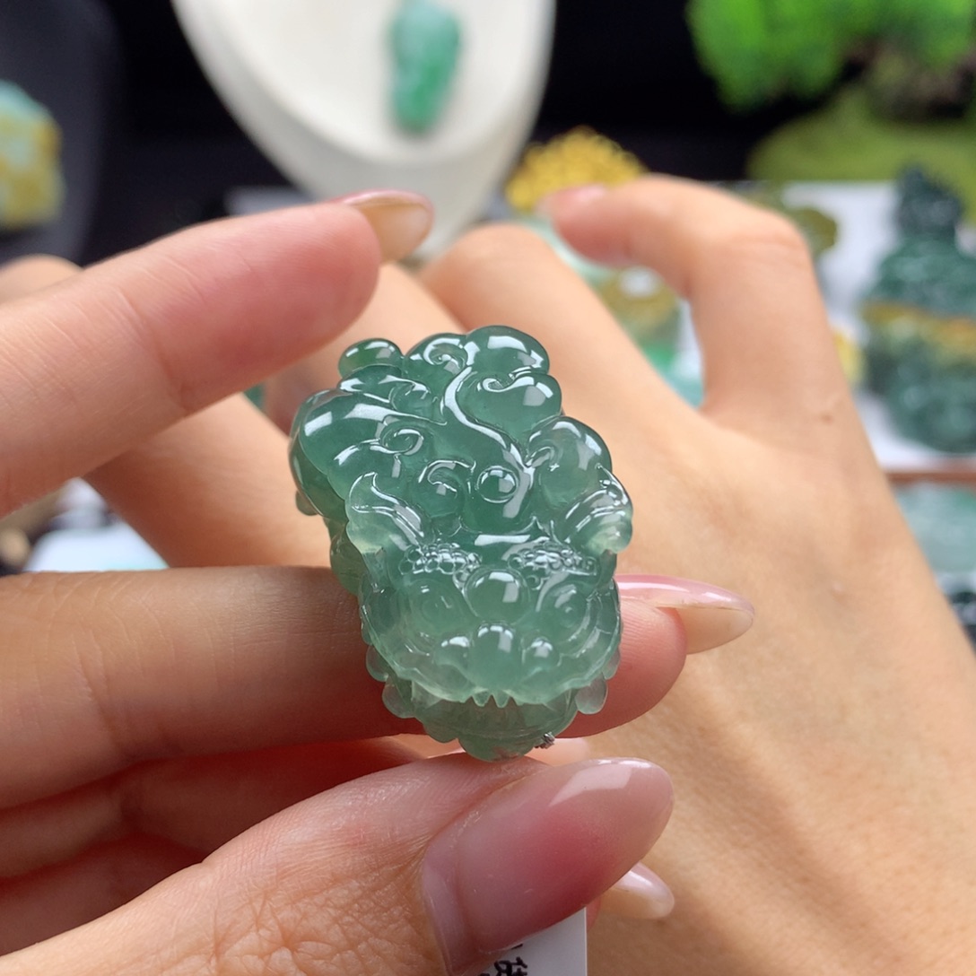 翡翠未镶嵌颈饰A7 湖水绿含着貔貅