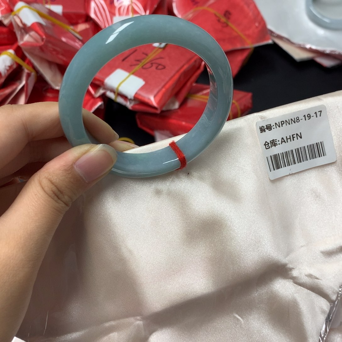 翡翠手镯未镶嵌翡翠