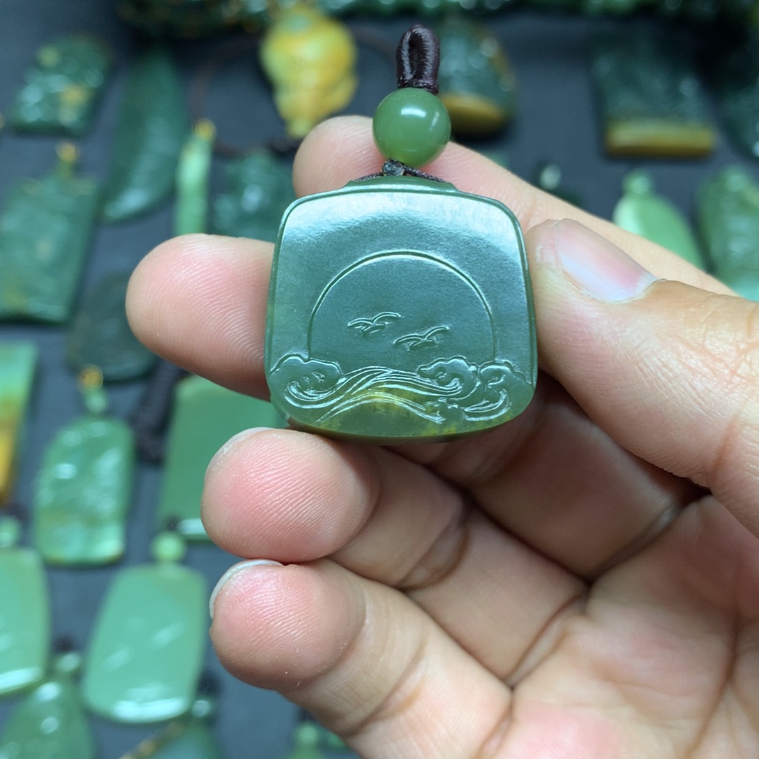 岫岩河磨玉（透闪石质玉）颈饰未镶嵌铁*