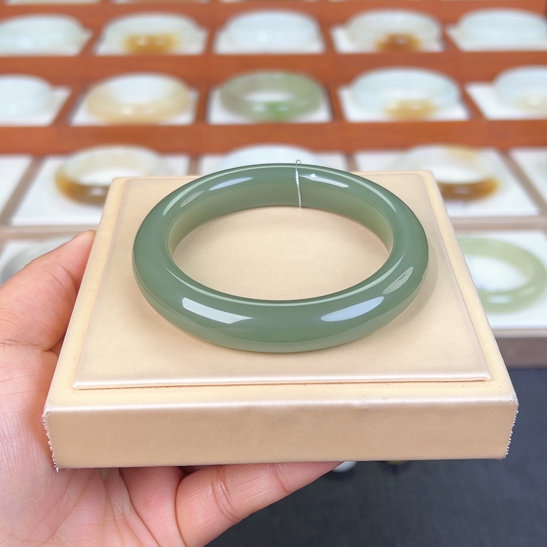 和田玉手镯未镶嵌湖水绿