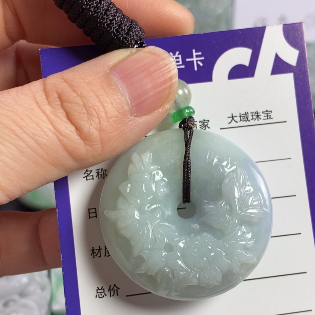 翡翠颈饰未镶嵌平安扣