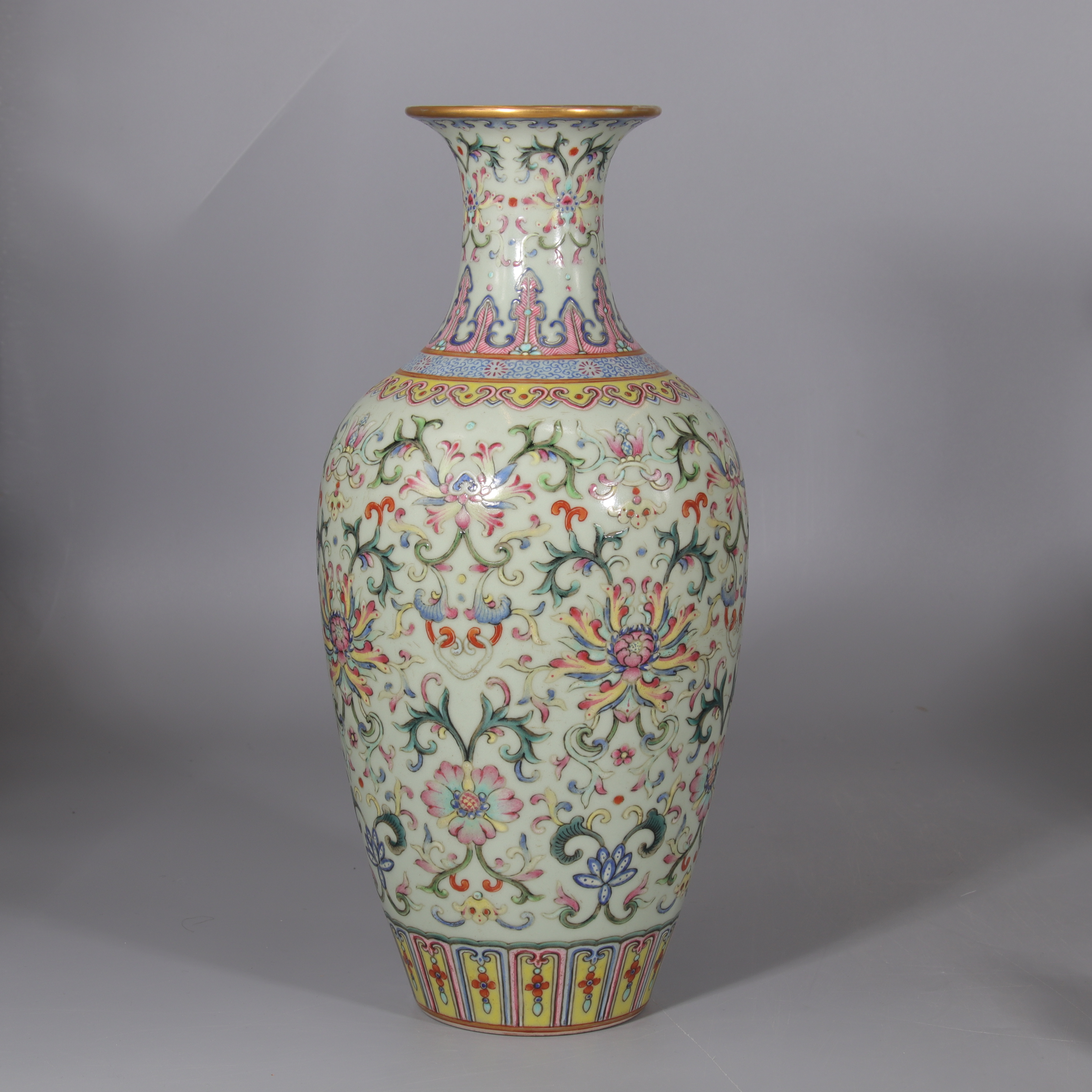 粉彩描金缠枝莲纹赏瓶 H502-033