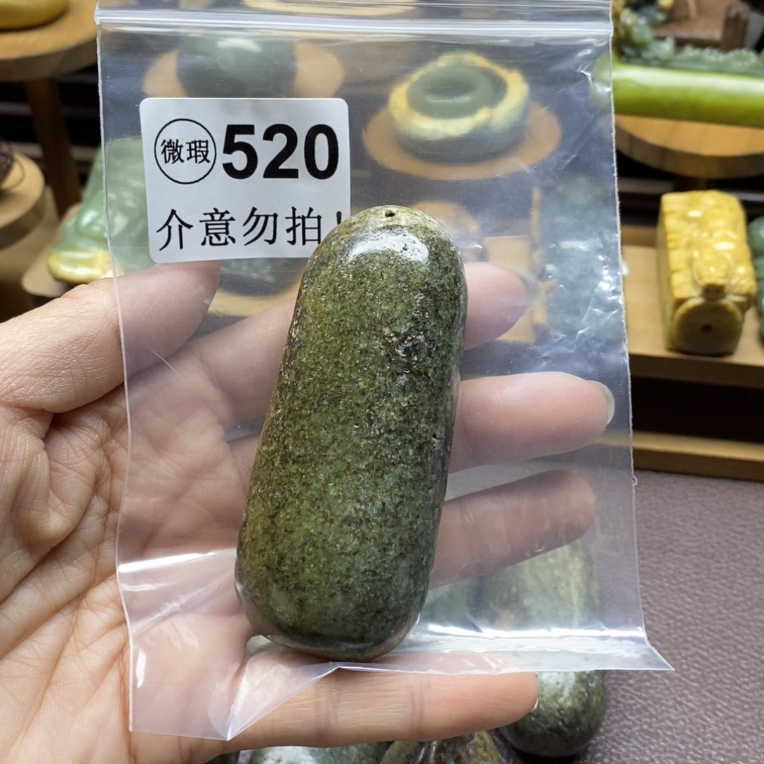 未镶嵌岫岩河磨玉（透闪石质玉）把件