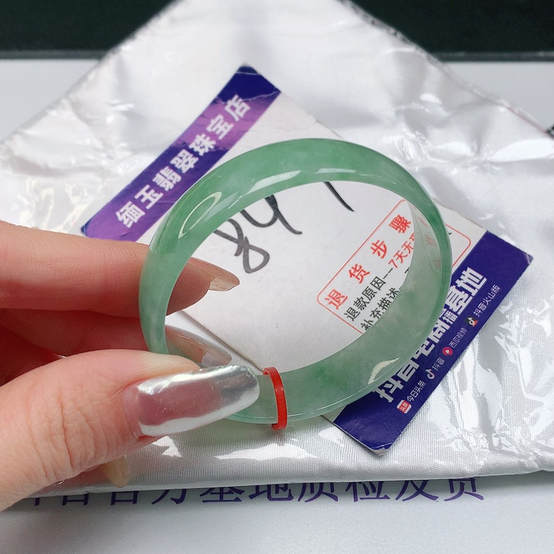 翡翠手镯未镶嵌翡翠手镯