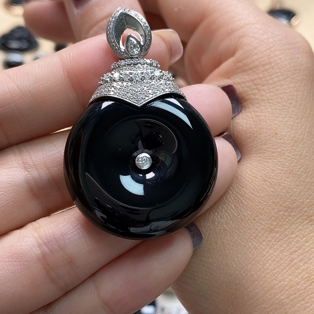 翡翠颈饰18K金镶嵌墨翠