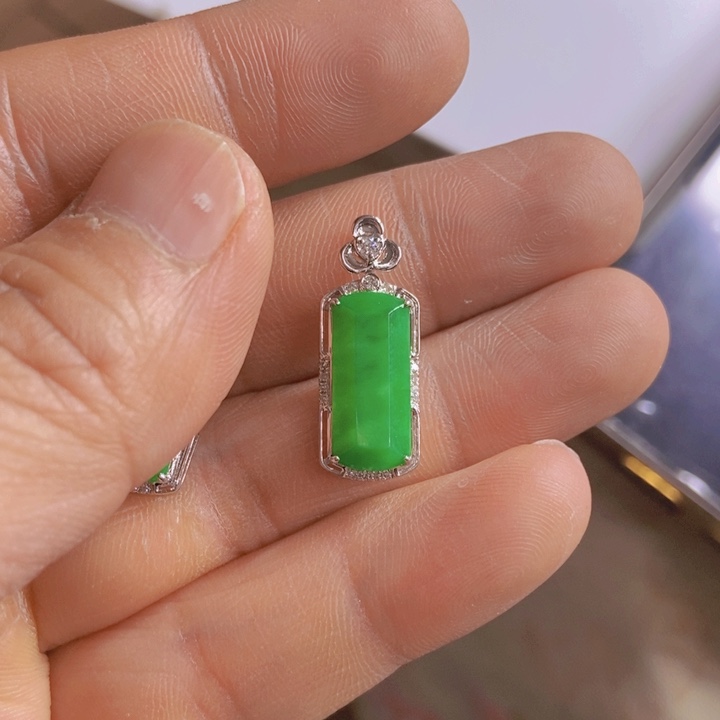 翡翠颈饰18K金镶嵌平安无事牌