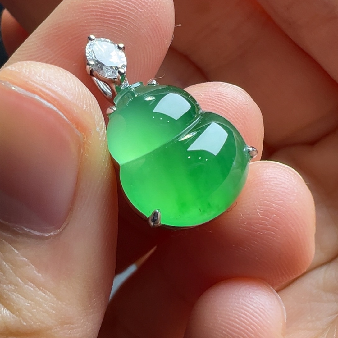 翡翠18K金镶嵌颈饰Y葫芦