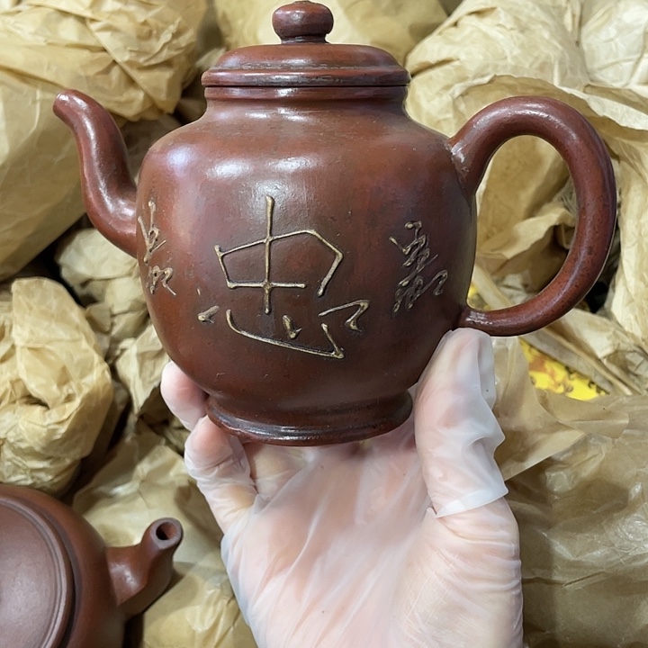 紫砂茶壶原矿泥料，手工制作的一把紫砂壶。