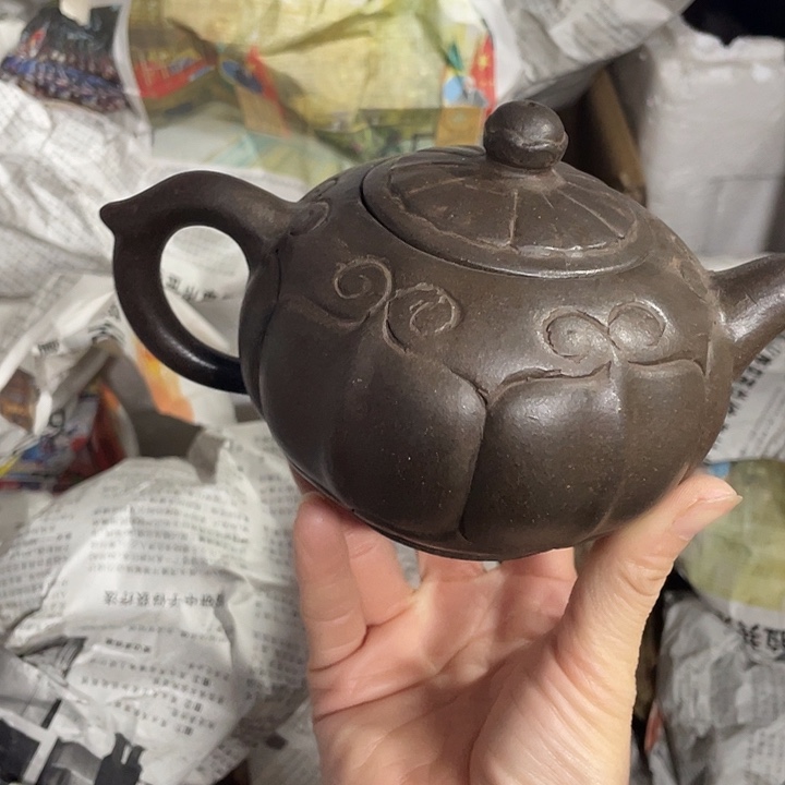 茶壶紫砂矿泥料手工制作的一把紫砂壶。