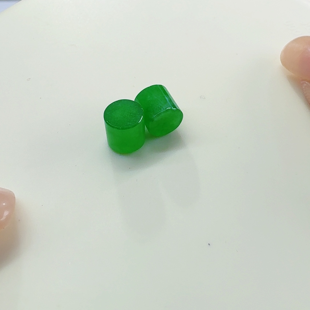 翡翠颈饰未镶嵌强推款高冰阳绿一对桶珠