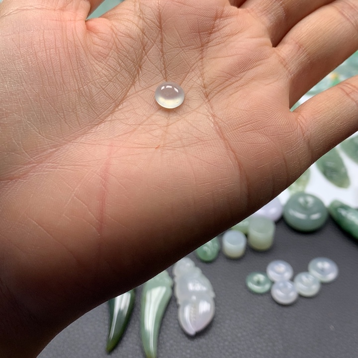 翡翠颈饰未镶嵌蛋面