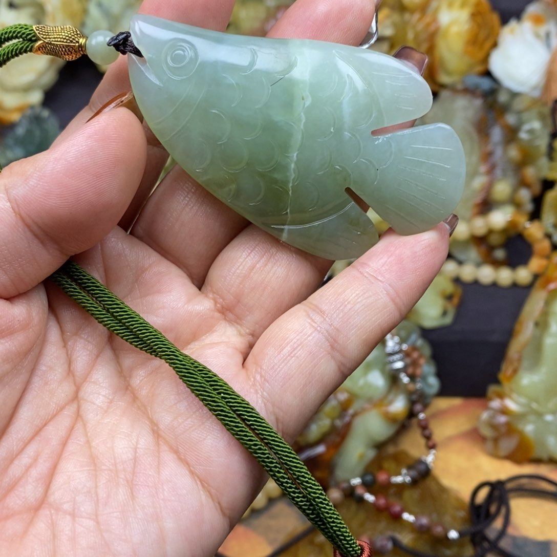 蛇纹石玉颈饰未镶嵌