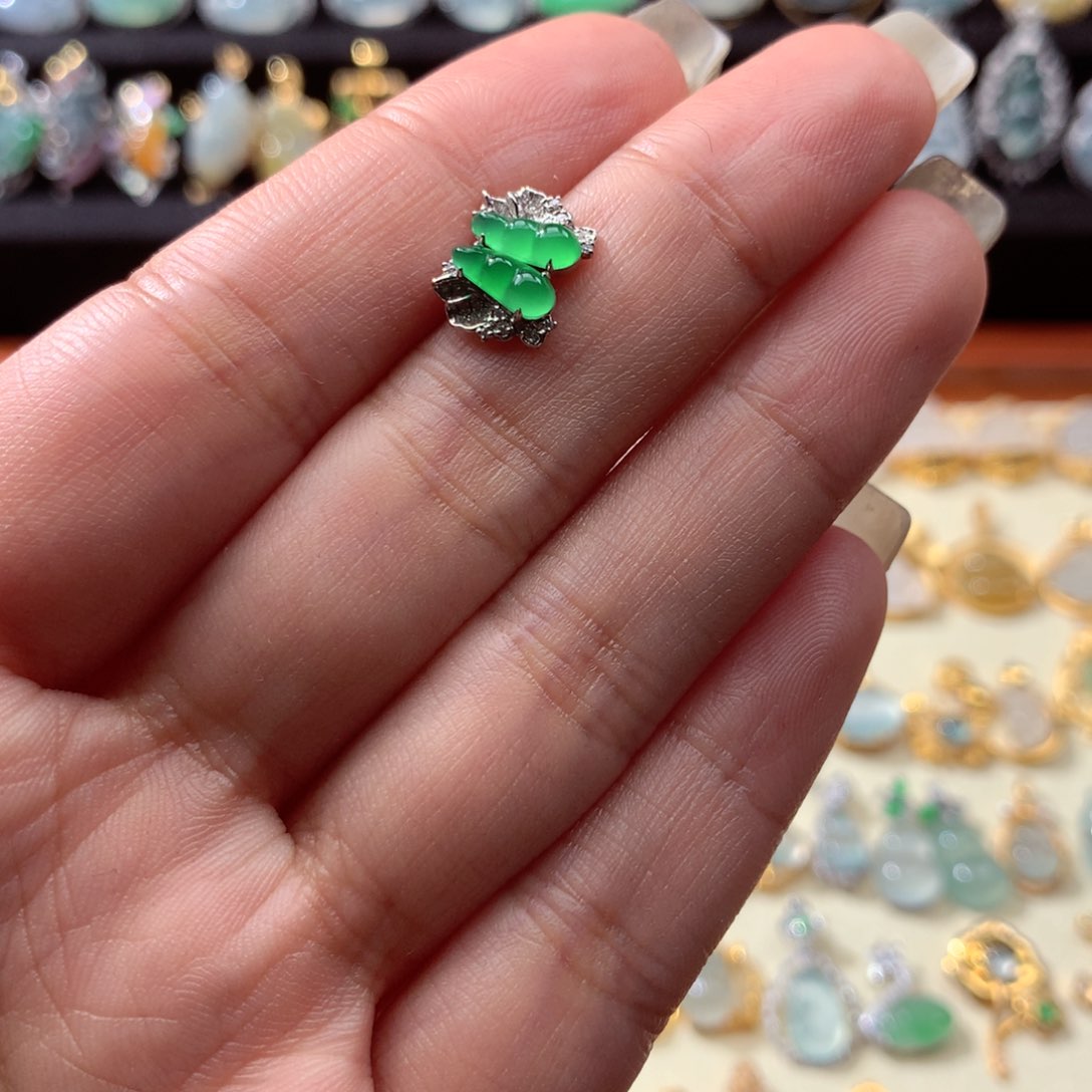 翡翠颈饰18K金镶嵌随**意翡翠