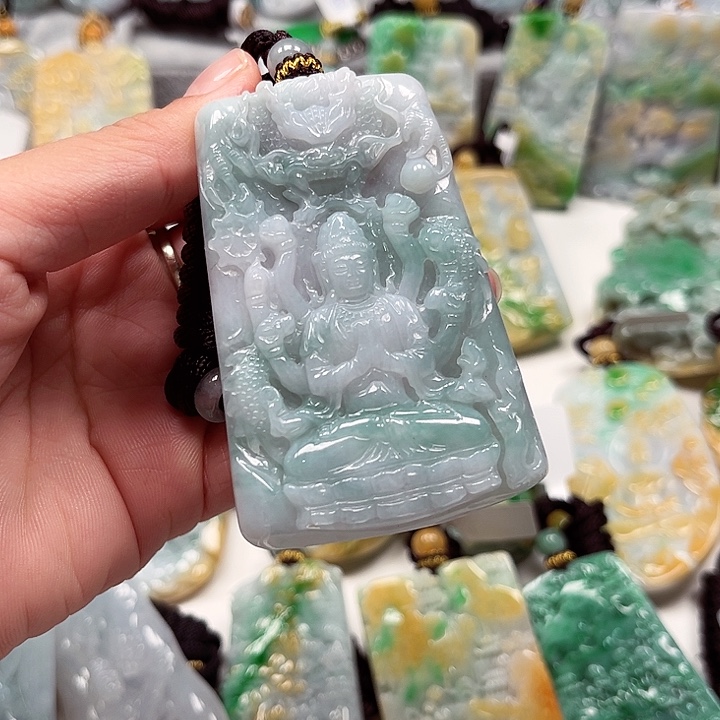 爱***恼翡翠未镶嵌颈饰挂件