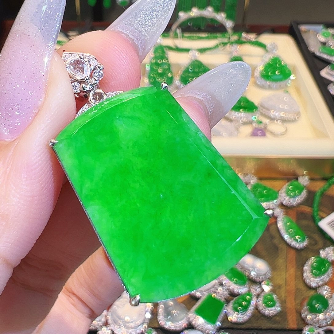 翡翠吊坠(不含链)18K金镶嵌翡翠