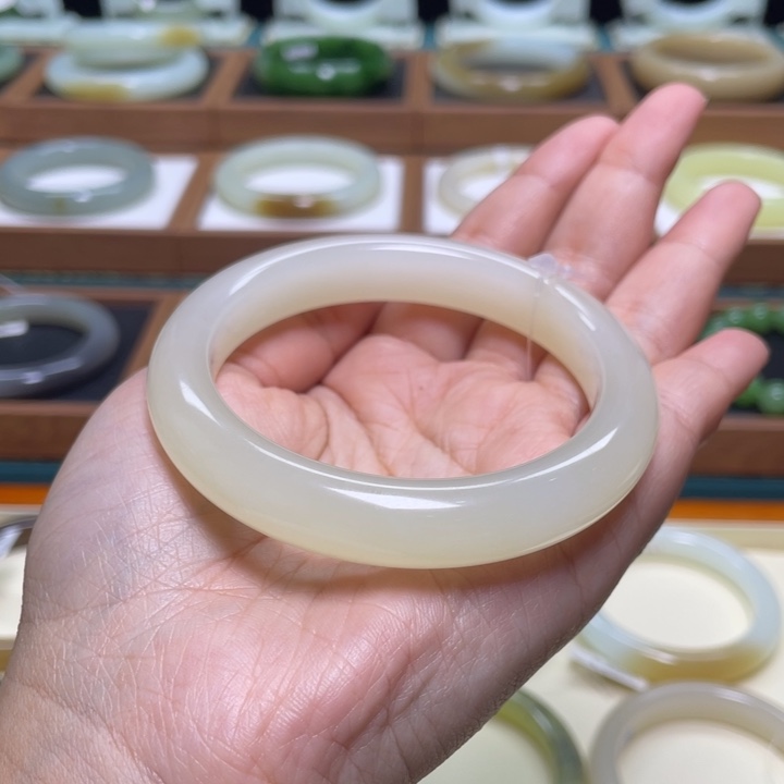 和田玉未镶嵌手镯58