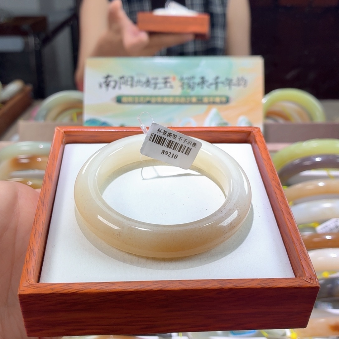 和田玉手镯未镶嵌30。 53