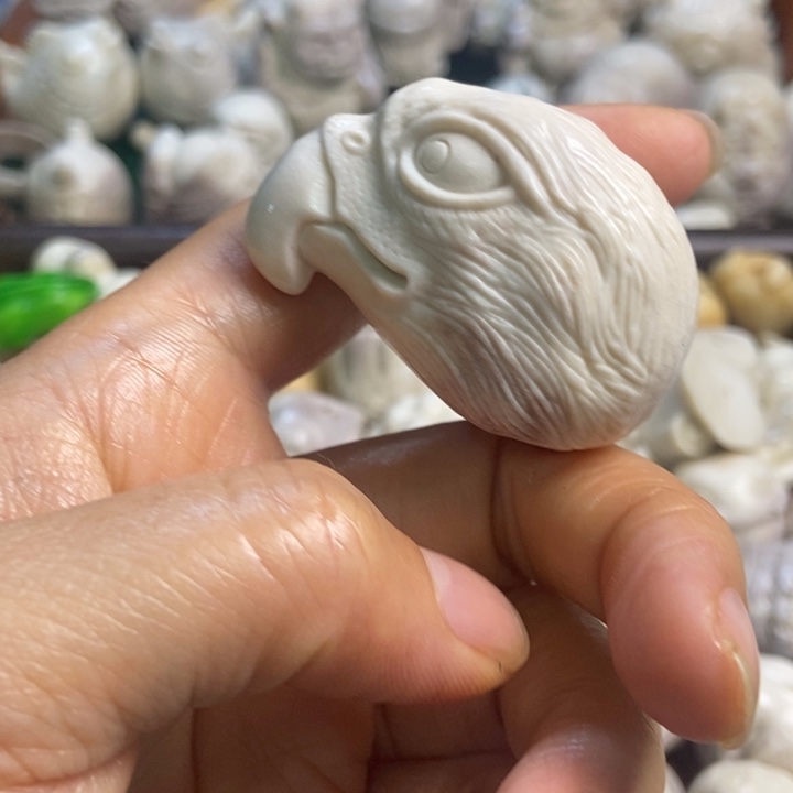 配饰鹿角雕刻一个出